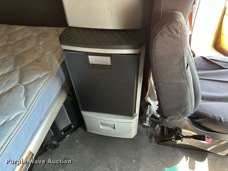 image for item EQ2169 2022 Kenworth  T680 semi truck