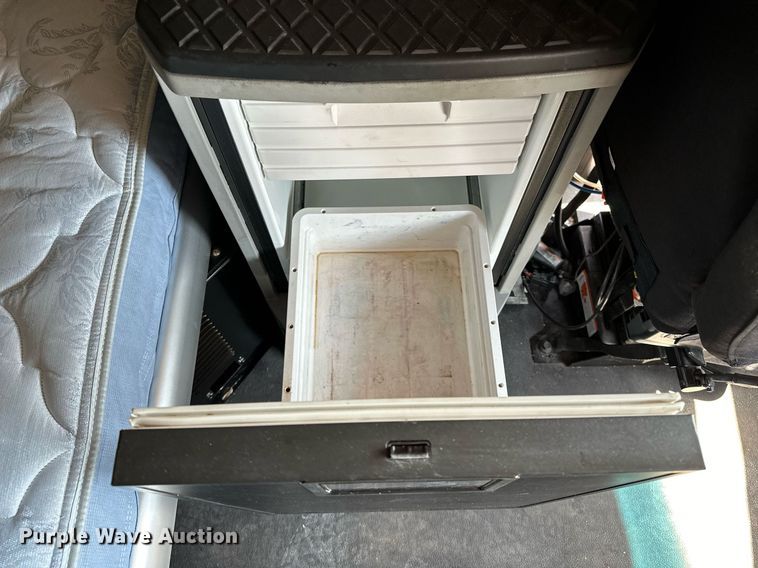 image for item EQ2169 2022 Kenworth  T680 semi truck