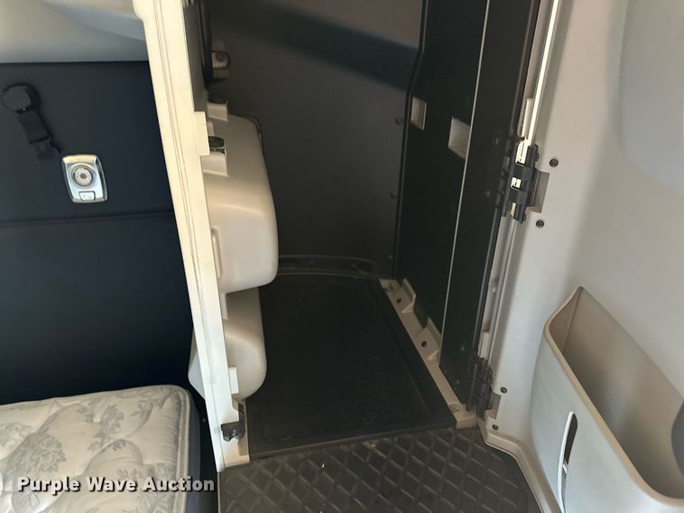 image for item EQ2169 2022 Kenworth  T680 semi truck