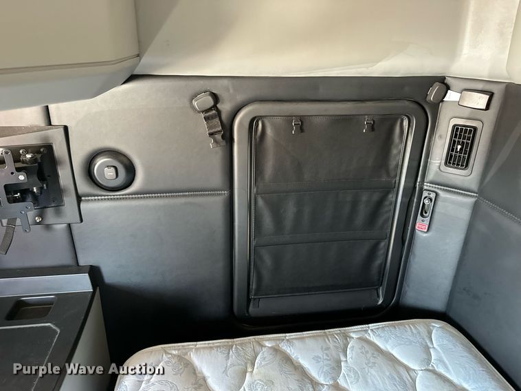 image for item EQ2169 2022 Kenworth  T680 semi truck