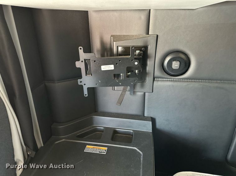 image for item EQ2169 2022 Kenworth  T680 semi truck