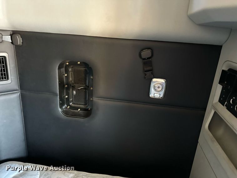 image for item EQ2169 2022 Kenworth  T680 semi truck