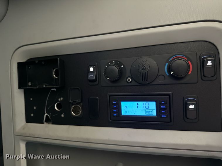 image for item EQ2169 2022 Kenworth  T680 semi truck