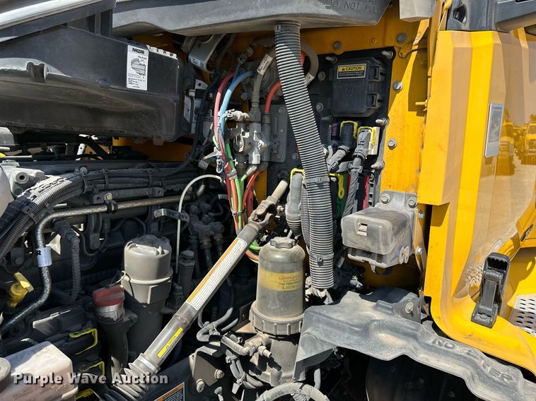 image for item EQ2169 2022 Kenworth  T680 semi truck