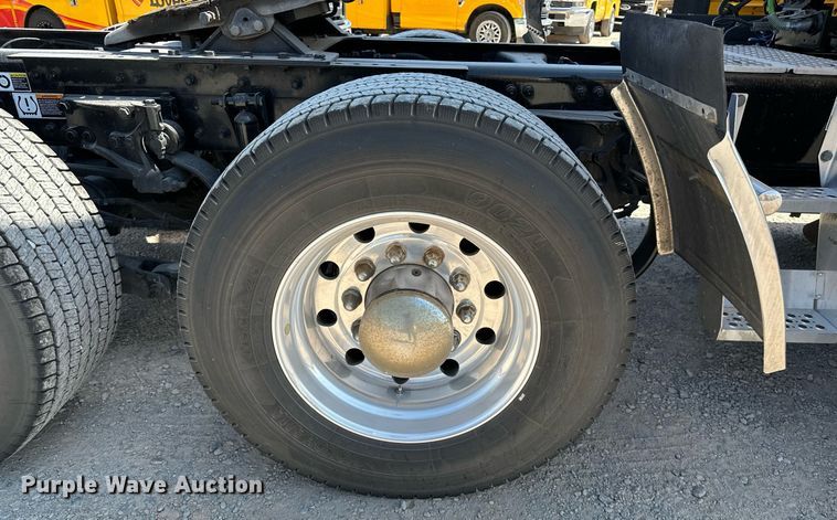 image for item EQ2169 2022 Kenworth  T680 semi truck