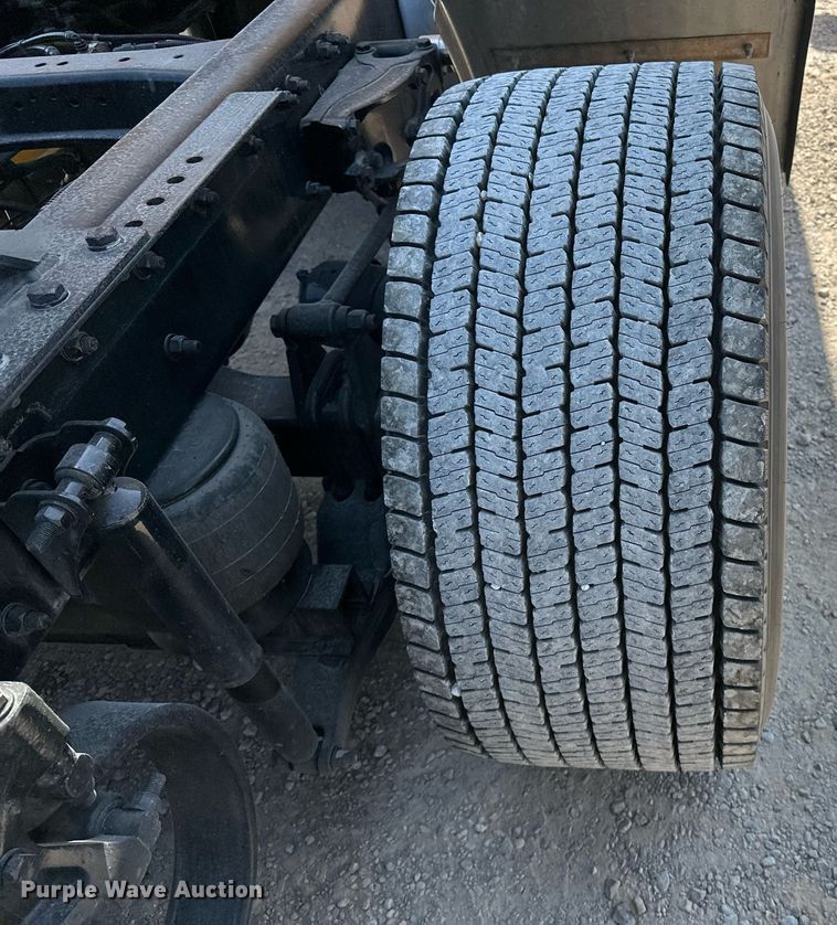 image for item EQ2169 2022 Kenworth  T680 semi truck