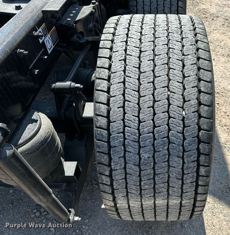 image for item EQ2169 2022 Kenworth  T680 semi truck