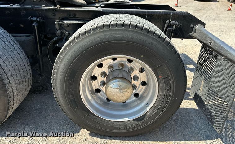 image for item EQ2169 2022 Kenworth  T680 semi truck