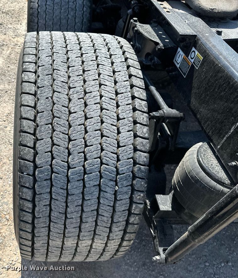 image for item EQ2169 2022 Kenworth  T680 semi truck