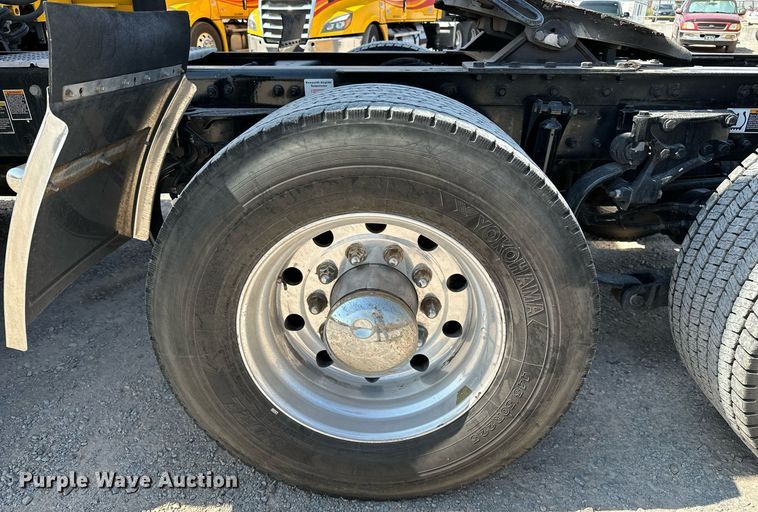 image for item EQ2169 2022 Kenworth  T680 semi truck