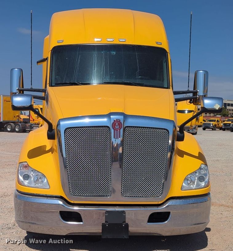 image for item EQ2171 2022 Kenworth  T680 semi truck