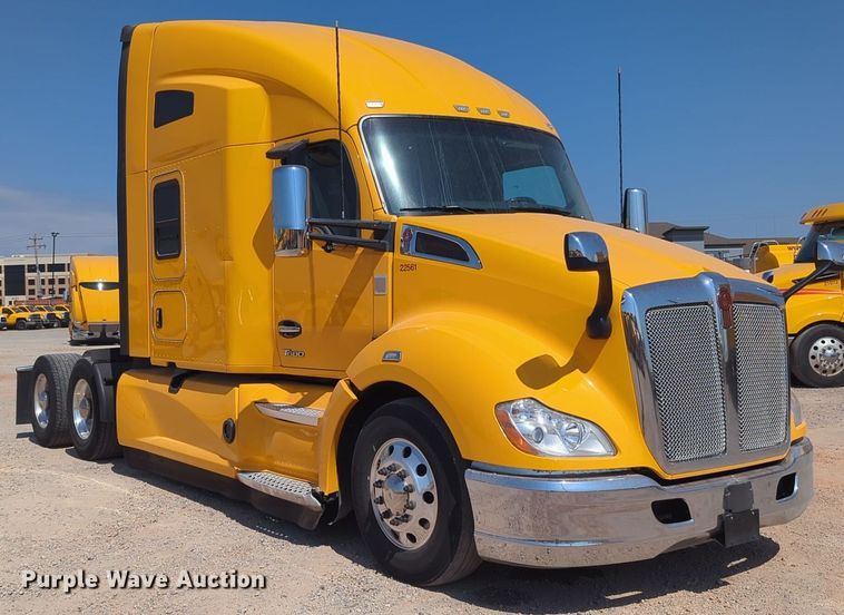 image for item EQ2171 2022 Kenworth  T680 semi truck