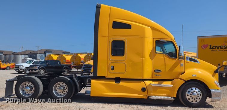 image for item EQ2171 2022 Kenworth  T680 semi truck
