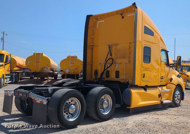 image for item EQ2171 2022 Kenworth  T680 semi truck