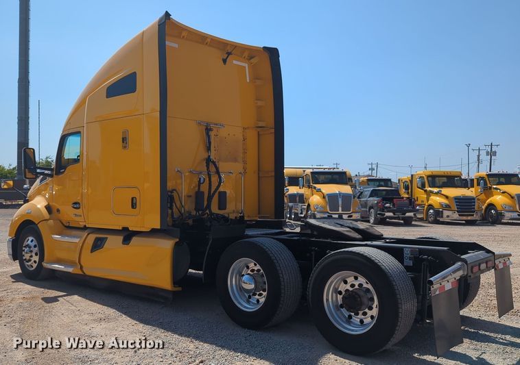 image for item EQ2171 2022 Kenworth  T680 semi truck