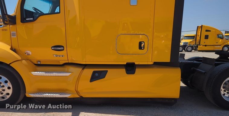 image for item EQ2171 2022 Kenworth  T680 semi truck