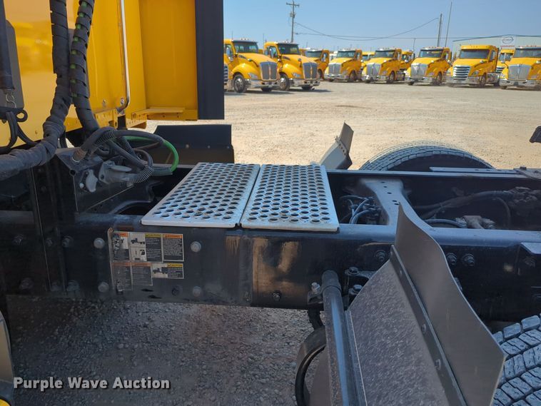 image for item EQ2171 2022 Kenworth  T680 semi truck