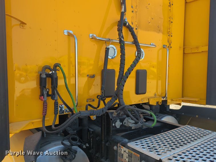 image for item EQ2171 2022 Kenworth  T680 semi truck