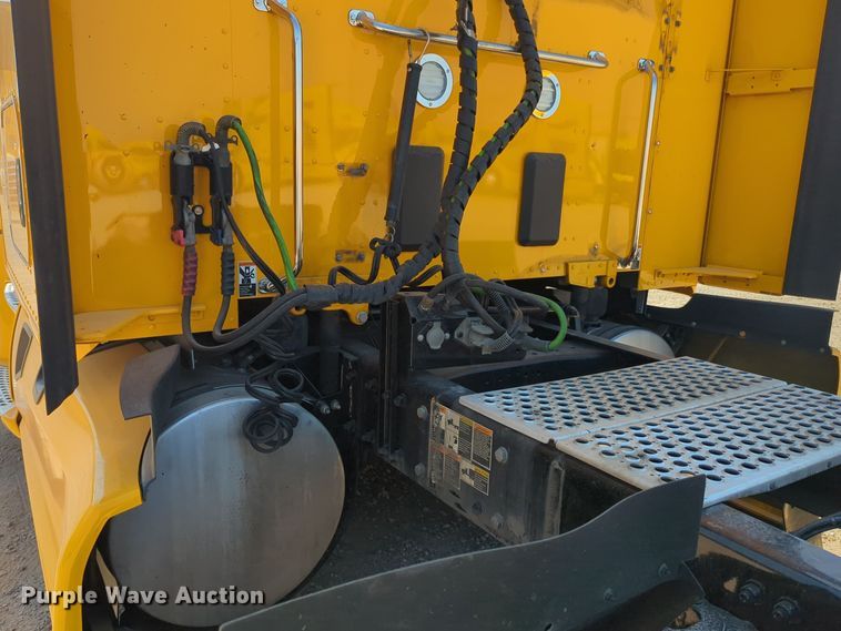 image for item EQ2171 2022 Kenworth  T680 semi truck