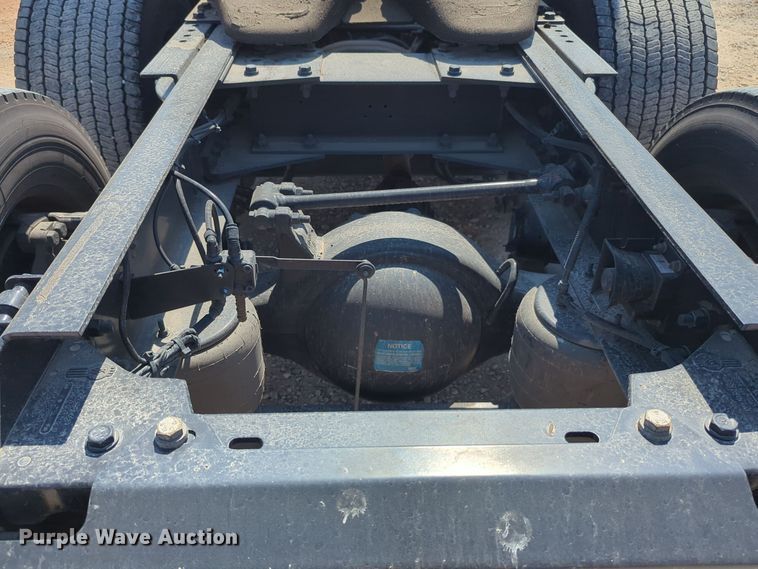 image for item EQ2171 2022 Kenworth  T680 semi truck