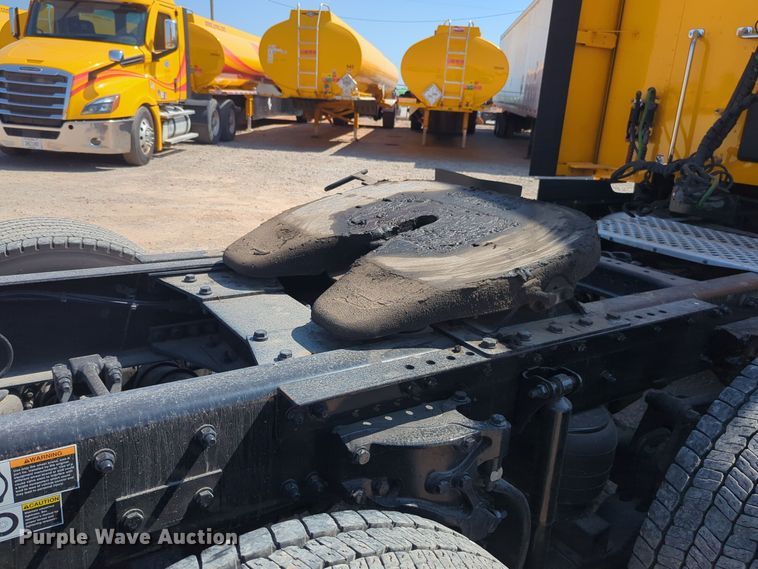 image for item EQ2171 2022 Kenworth  T680 semi truck