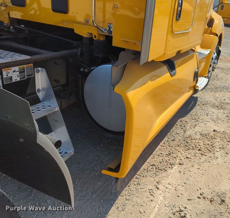 image for item EQ2171 2022 Kenworth  T680 semi truck