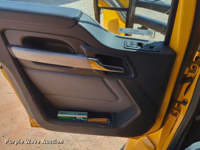 image for item EQ2171 2022 Kenworth  T680 semi truck