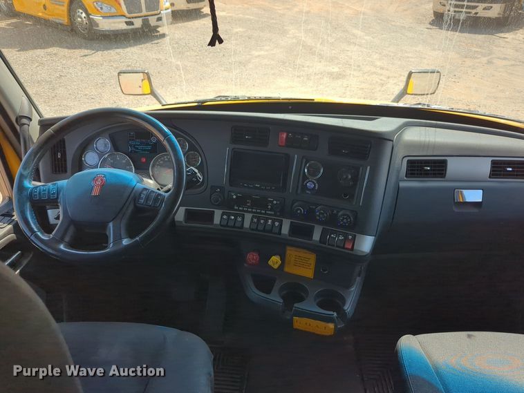 image for item EQ2171 2022 Kenworth  T680 semi truck