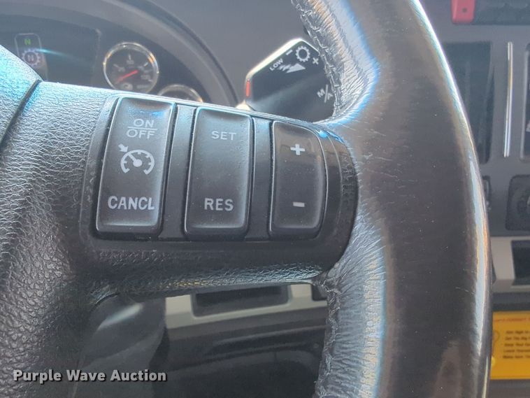 image for item EQ2171 2022 Kenworth  T680 semi truck