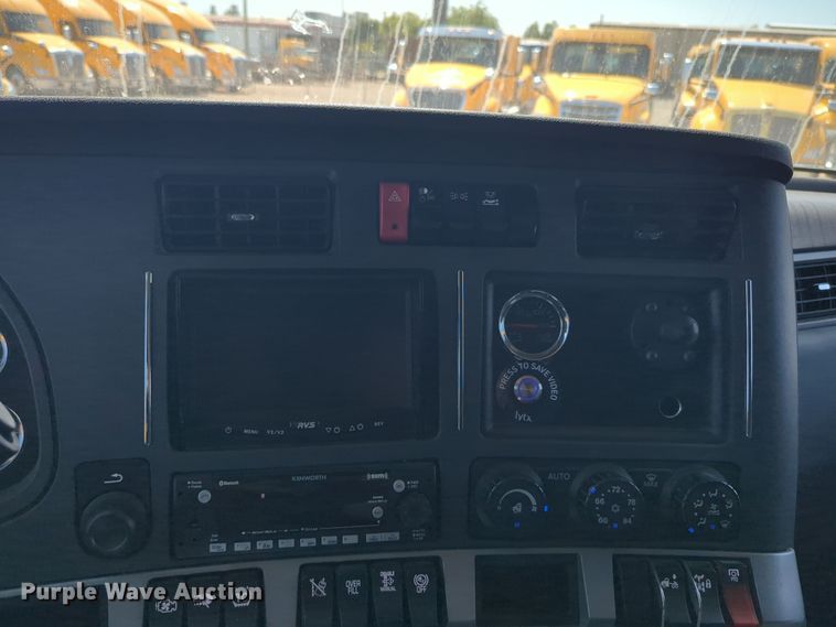 image for item EQ2171 2022 Kenworth  T680 semi truck