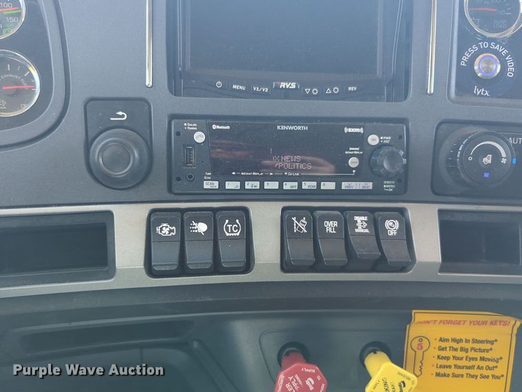 image for item EQ2171 2022 Kenworth  T680 semi truck