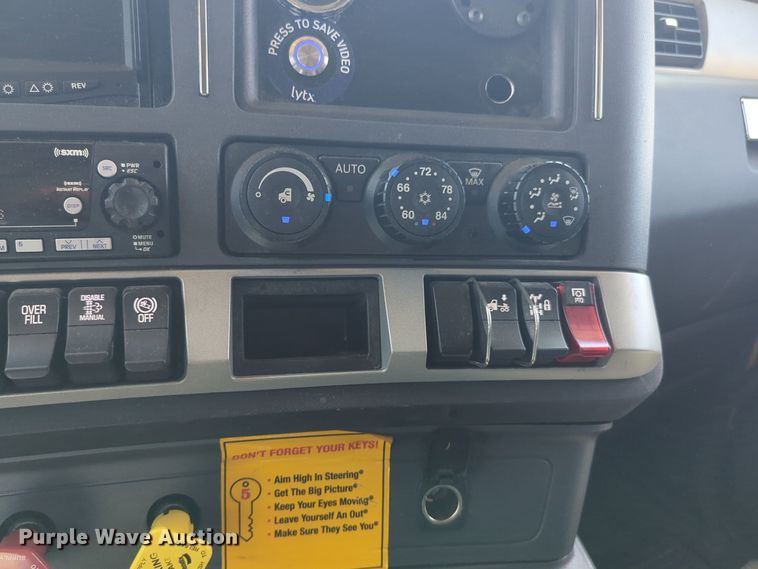 image for item EQ2171 2022 Kenworth  T680 semi truck