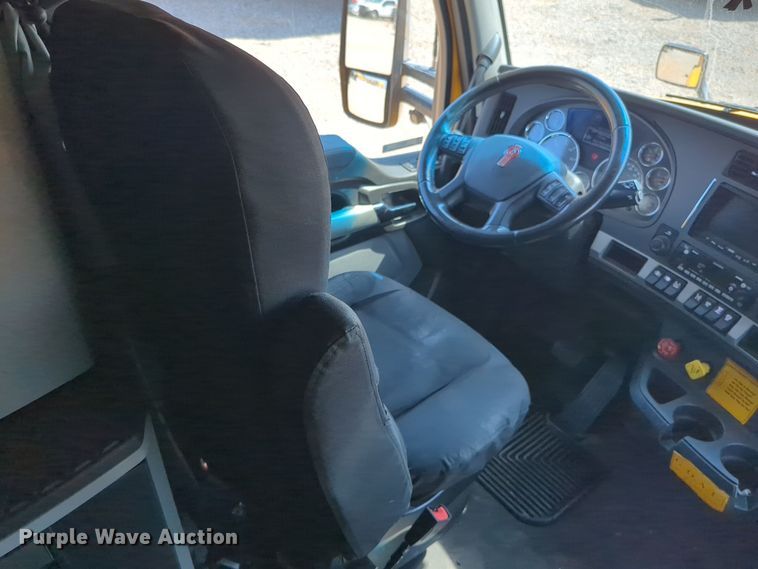 image for item EQ2171 2022 Kenworth  T680 semi truck