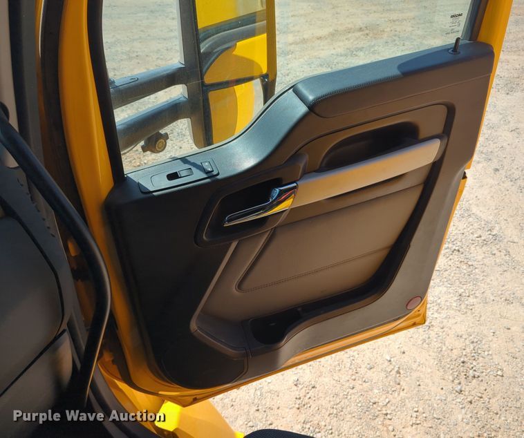 image for item EQ2171 2022 Kenworth  T680 semi truck