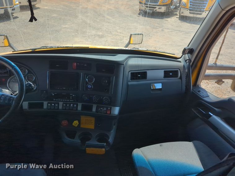 image for item EQ2171 2022 Kenworth  T680 semi truck