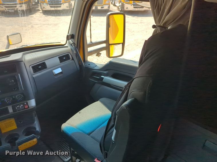 image for item EQ2171 2022 Kenworth  T680 semi truck