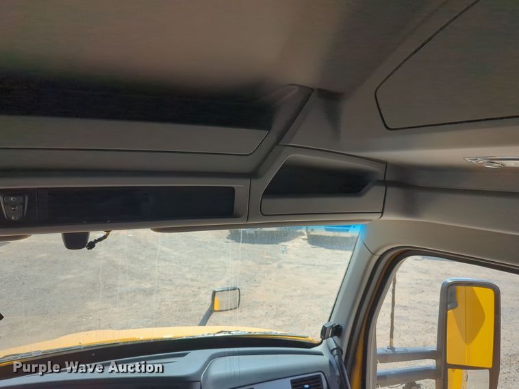 image for item EQ2171 2022 Kenworth  T680 semi truck