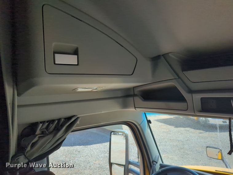 image for item EQ2171 2022 Kenworth  T680 semi truck