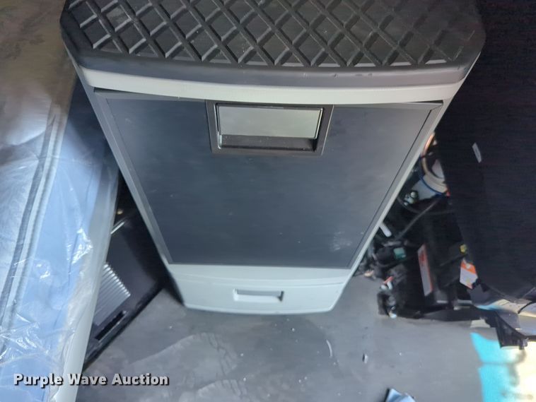 image for item EQ2171 2022 Kenworth  T680 semi truck