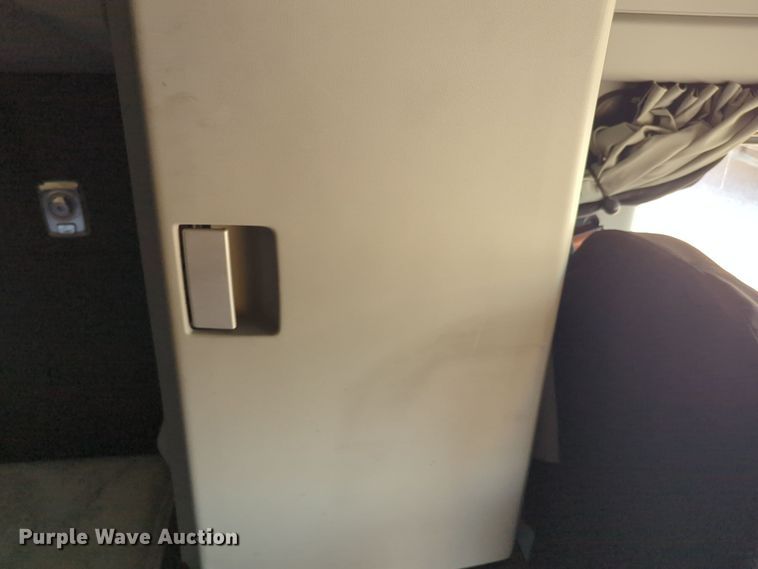 image for item EQ2171 2022 Kenworth  T680 semi truck