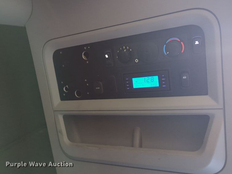 image for item EQ2171 2022 Kenworth  T680 semi truck