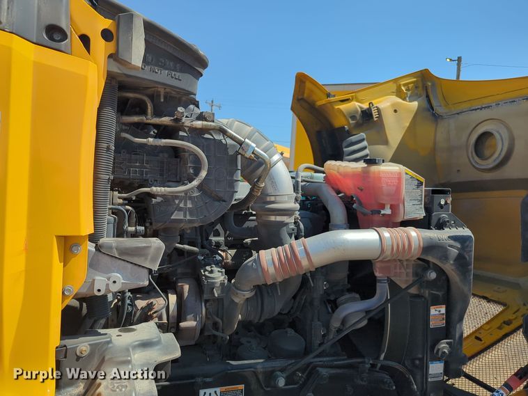 image for item EQ2171 2022 Kenworth  T680 semi truck