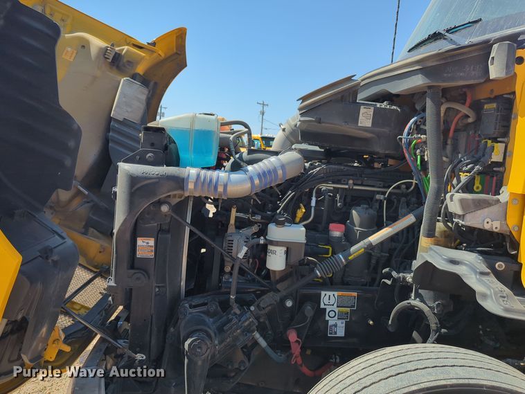 image for item EQ2171 2022 Kenworth  T680 semi truck