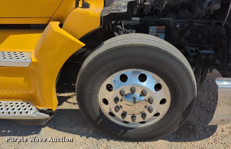 image for item EQ2171 2022 Kenworth  T680 semi truck