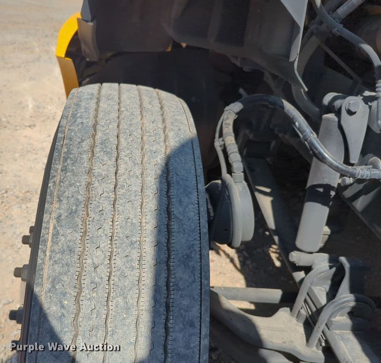 image for item EQ2171 2022 Kenworth  T680 semi truck