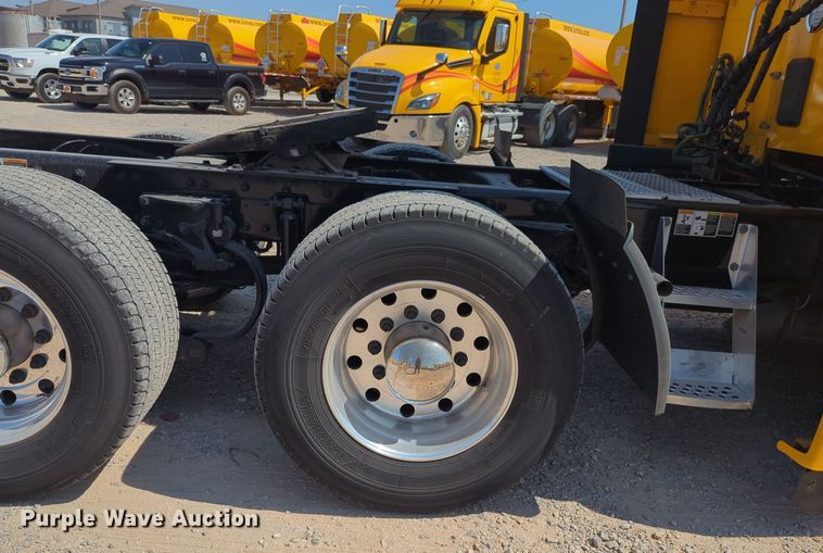 image for item EQ2171 2022 Kenworth  T680 semi truck