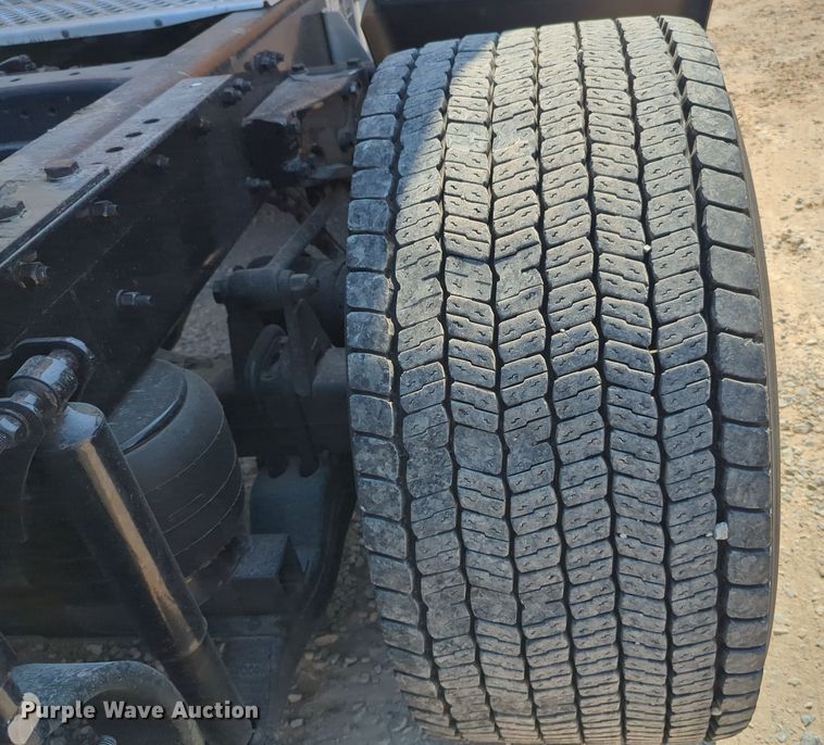 image for item EQ2171 2022 Kenworth  T680 semi truck