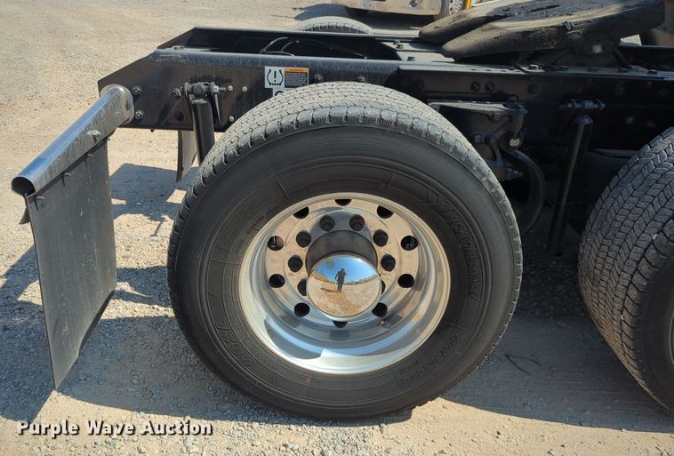 image for item EQ2171 2022 Kenworth  T680 semi truck