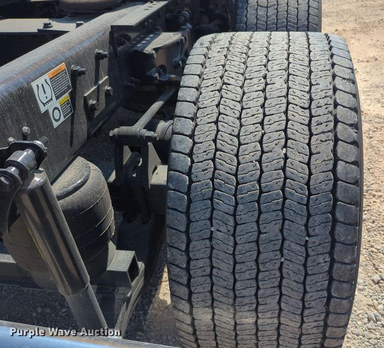 image for item EQ2171 2022 Kenworth  T680 semi truck