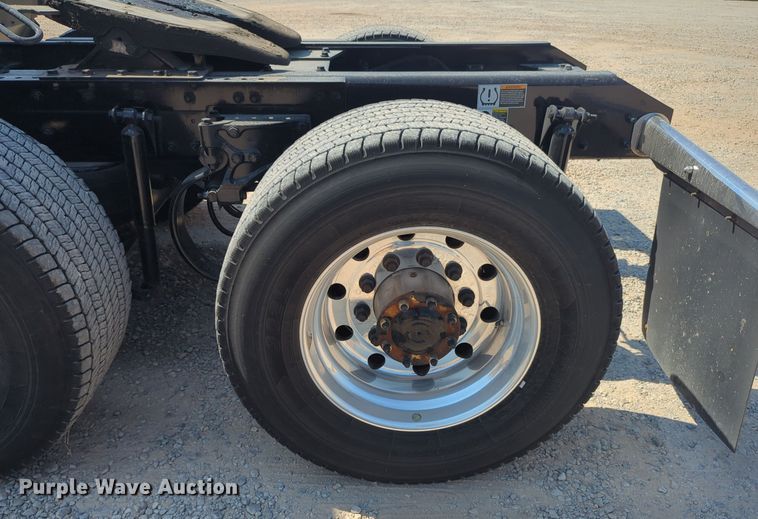 image for item EQ2171 2022 Kenworth  T680 semi truck